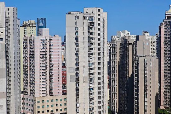 上半年百强房企表现：销售额继续下降，拿地额涨三成
